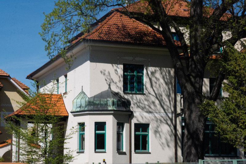 Pokud je Petrášova vila ukázkou technické vynalézavosti, Westenova vila představuje ambice budějovické podnikatelské elity na počátku 20. století. Věžičky, arkýře a zdobené fasády sem přinesly kus tehdejší Vídně. 