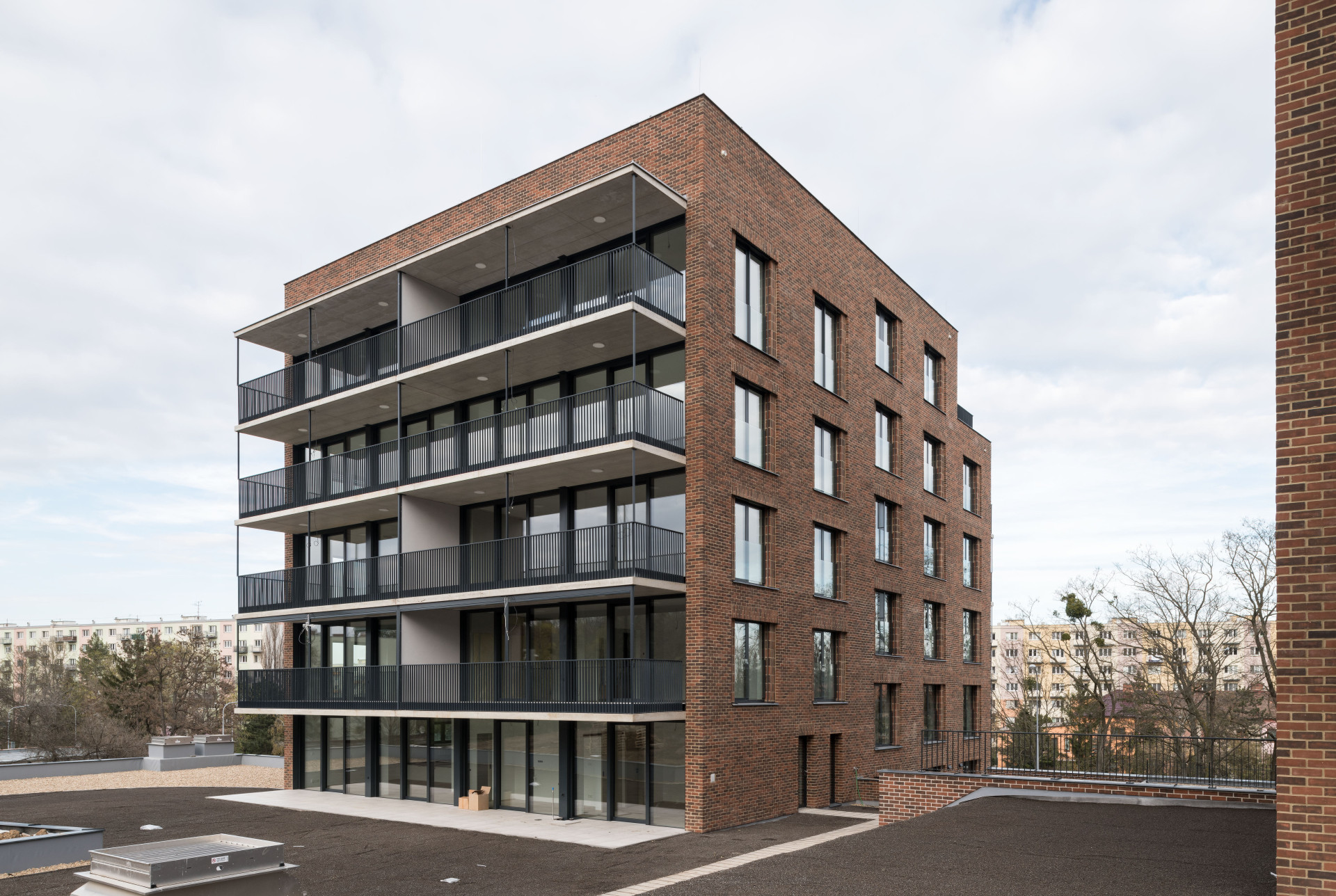 Studio Pelčák a partner architekti realizovalo v Brně dva bytové domy přímo pod svahy přírodní rezervace Červený kopec.