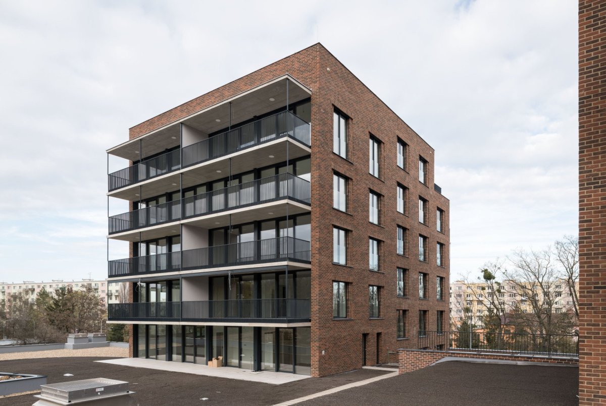 Studio Pelčák a partner architekti realizovalo v Brně dva bytové domy přímo pod svahy přírodní rezervace Červený kopec.