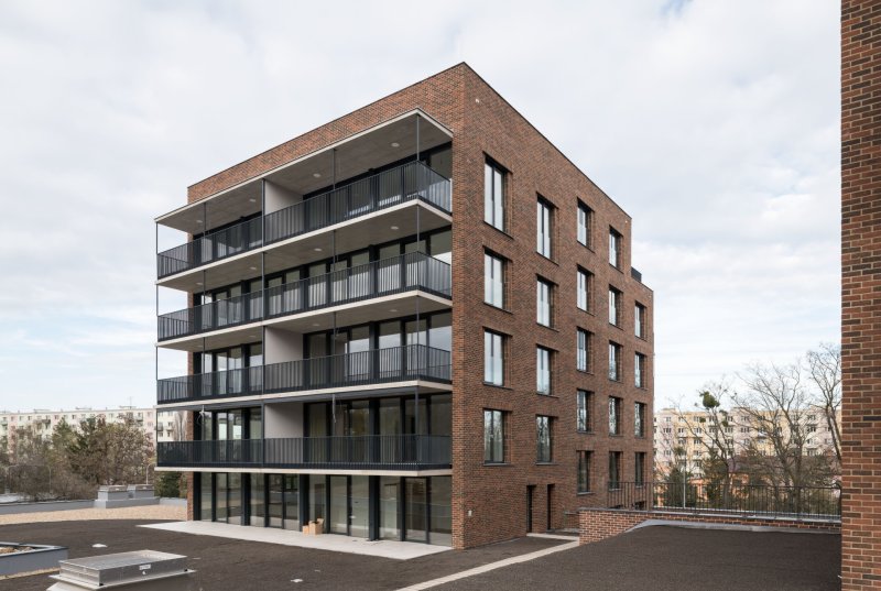 Studio Pelčák a partner architekti realizovalo v Brně dva bytové domy přímo pod svahy přírodní rezervace Červený kopec.