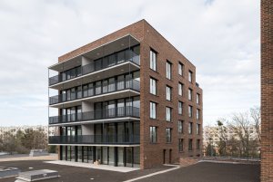 Studio Pelčák a partner architekti realizovalo v Brně dva bytové domy přímo pod svahy přírodní rezervace Červený kopec.