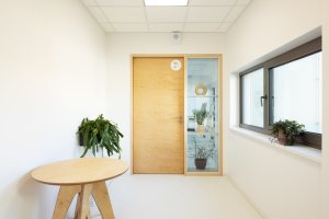 Designér Michal Babic vsadil na pravdivost materiálů a práci s autenticitou. (ZŠ Jinotaj ve Zlíně)