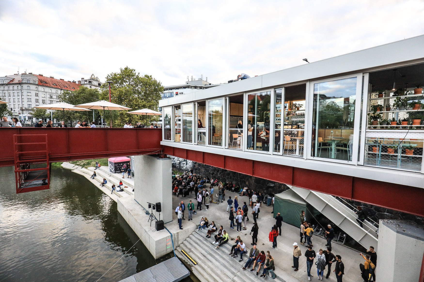 Náplavka v Plzni, Ateliér k světu: Podařilo se díky nim revitalizovat náplavku v centru Plzně. Pokračovat se má dál, zatím byla dokončena první etapa