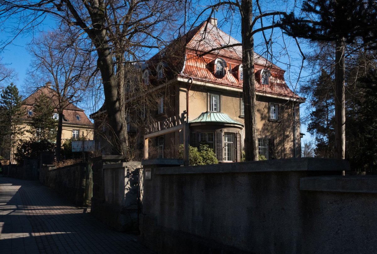 Okolo Elgerovy vily projdete do Husovy ulice, kterou charakterizuje řada neoklasicistních domů původně bohatých továrníků.