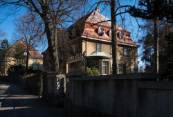 Okolo Elgerovy vily projdete do Husovy ulice, kterou charakterizuje řada neoklasicistních domů původně bohatých továrníků.