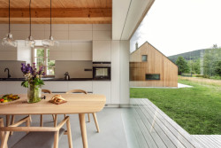 Obytné pokoje jsou posazené výš, otevírají se tak z nich výhledy na okolní lesy a pastviny. (Chata Lipka na Šumavě, Harazim Karel Architektura)