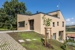 Dům ve Zlíně dokazuje, že i na svahu může být pohodlný dům se snadným přístupem na zahradu.