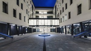 Navigo Solutions s.r.o. přináší rozhovor s architektem Adamem Rujbrem. Povídali si o architektuře, která obstojí v čase. (na obrázku pasivní zdravotnický pavilon Fakultní nemocnice v Olomouci)