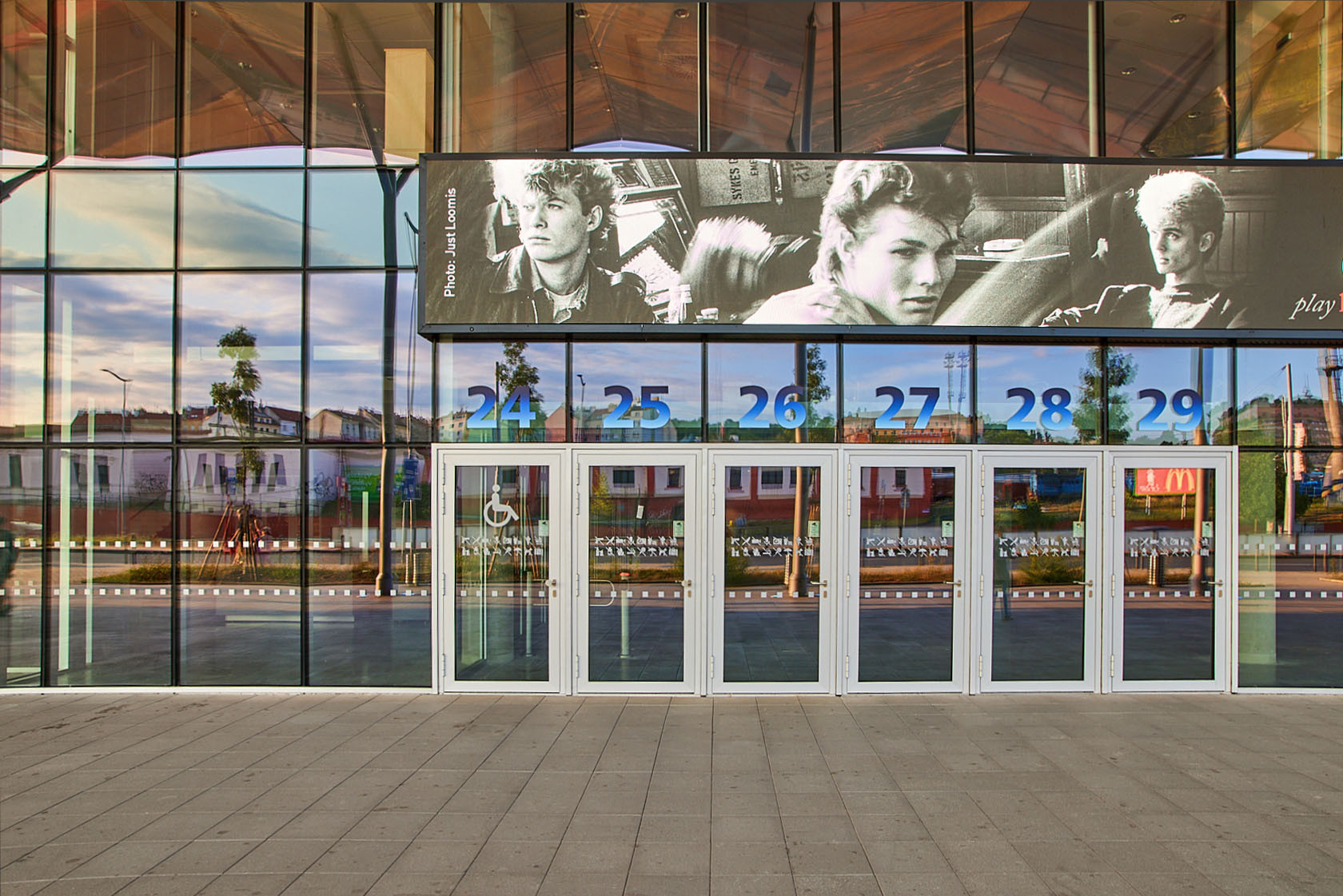 Proměnu ze starého torza na zcela novou budovu provedli pracovníci Hintonu. Změnila se funkce i vnější výraz - nové jsou aluminiové fasády s velkou mírou prosklení a také velkorysá markýza nad vstupem. Vše realizoval Hinton.