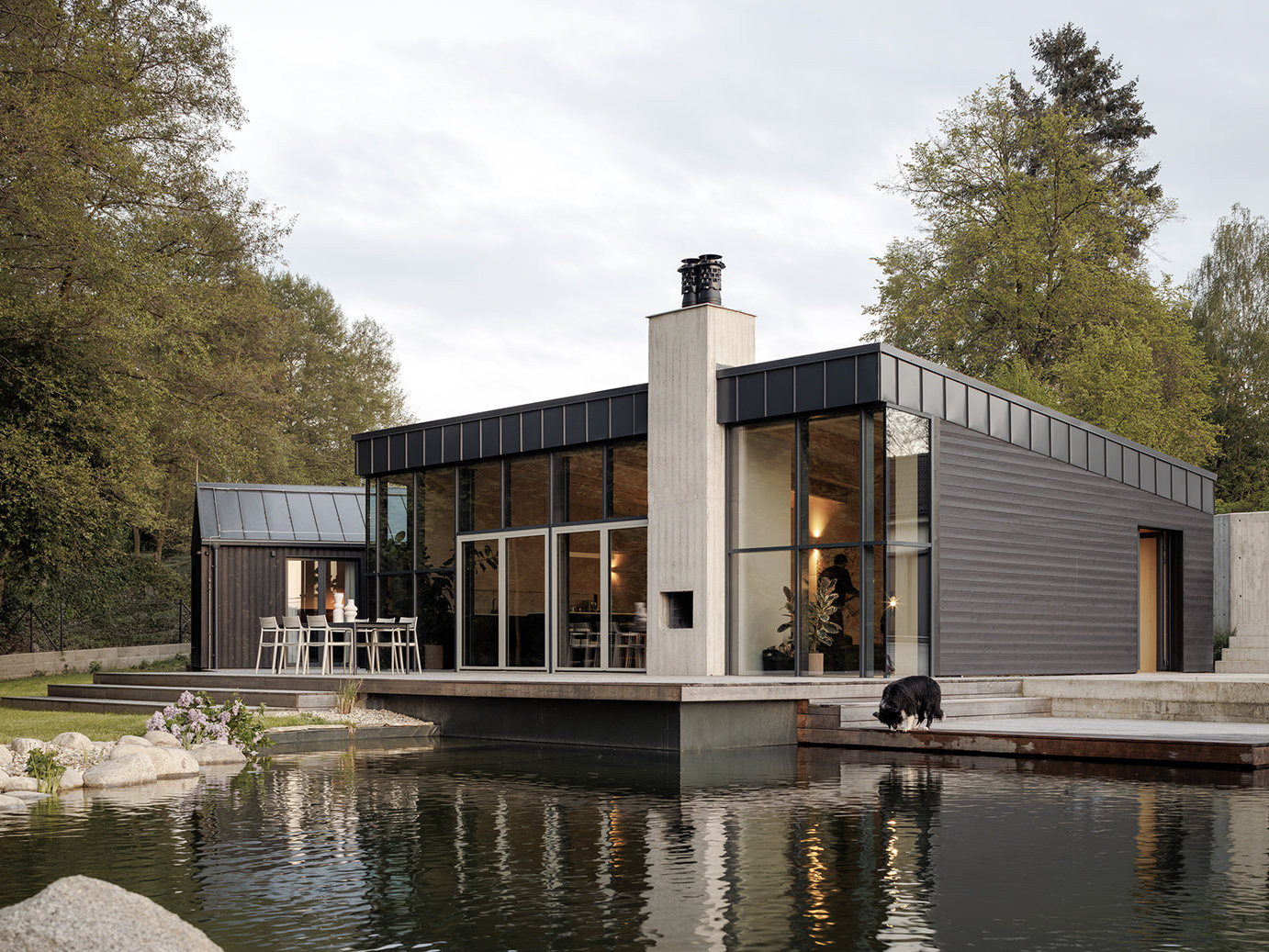 Prostorná terasa plynule navazuje na jezírko a propojuje obytnou část domu se zahradou. (Dům inspirovaný australskou architekturou; Anna Koukolová architekti)
