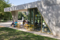 Je z pohledového betonu a v přízemí se prosklením otevírá ven. (Park Střed v Mostě, Rehwaldt Landscape Architects + Atelier Hoffman)