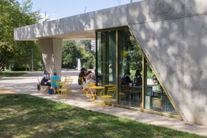 Je z pohledového betonu a v přízemí se prosklením otevírá ven. (Park Střed v Mostě, Rehwaldt Landscape Architects + Atelier Hoffman)