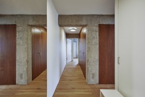 Rekonstrukce panelového bytu od studia Klára Makovcová Architects
