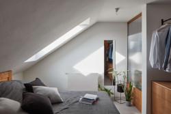 Polykarbonátová výplň v ložnici funguje jako světlík do předsíně. Díky omezené průhlednosti materiálu si však drží své soukromí. (Rekonstrukce podkrovního bytu, Matěj Šebek)