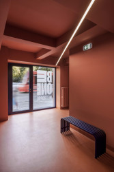 Detail stěn natřených na terakotovou barvu. (Metropol Be One Apartments v Bratislavě od BEEF ARCHITEKTI)