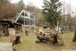 Rodinný dům Pernek, ksa_studeny: Umístěním domu do terénu se podařilo uvolnit rovinatou část pozemku pro zahradu