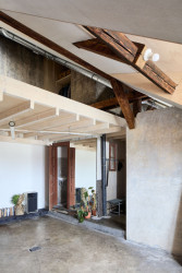 Pohled na chodbu a toaletu (Rekonstrukce podkroví, totalbrutal a svobodová blaha)