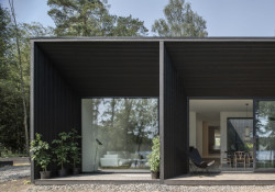 Nedaleko švédského Göteborgu stojí Villa Jägersro. V ní si mladá rodinu užívá výhledů na jezero a okolní přírodu.