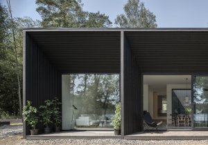 Nedaleko švédského Göteborgu stojí Villa Jägersro. V ní si mladá rodinu užívá výhledů na jezero a okolní přírodu.