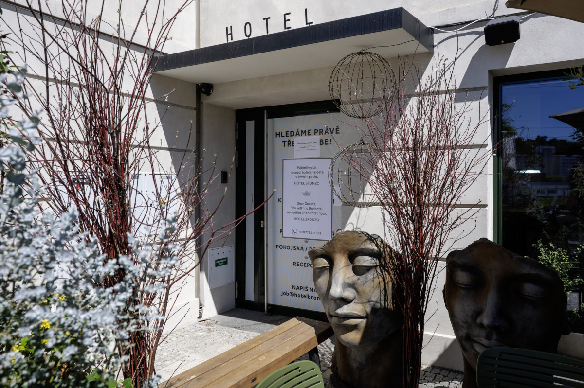 Vstup do hotelu (Hotel Bronzo v Brně; Ateliér Štěpán)