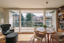 Re:architekti opravili fasádu a přidali nové lodžie paneláku v pražské Hostivaři