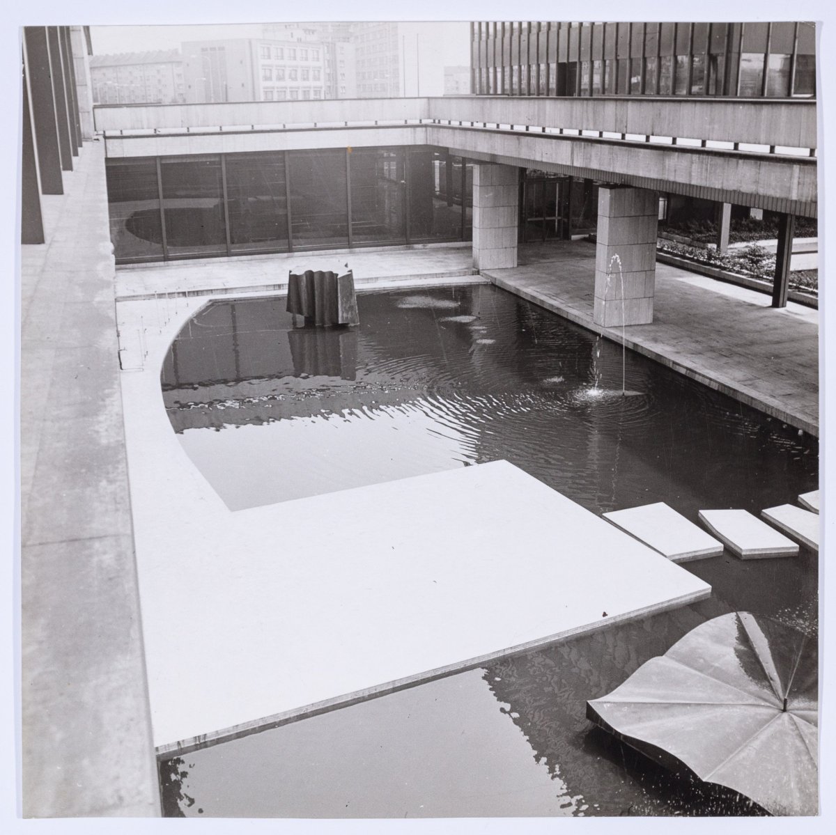 Zdenka Nováková: atrium s vodním prvkem a uměleckými díly v budově PZO Chemapol-Investa, 1966-1970