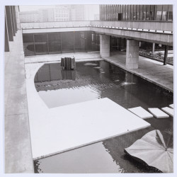 Zdenka Nováková: atrium s vodním prvkem a uměleckými díly v budově PZO Chemapol-Investa, 1966-1970
