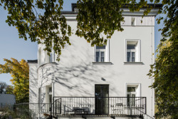 Zrekonstruovaná vila poblíž Prahy od Karnet architekti