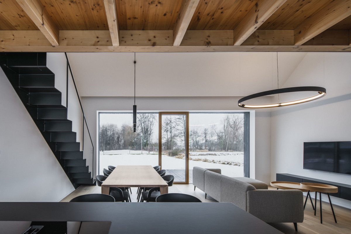  (Přízemní dům s fasádou z opalovaného dřeva; Luni architekti)