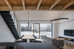  (Přízemní dům s fasádou z opalovaného dřeva; Luni architekti)