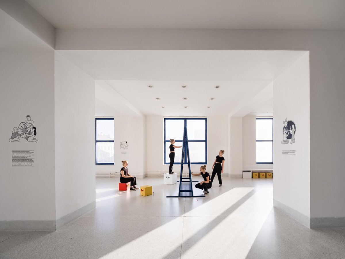 V prvním patře národní galerie vás čeká nově navržené barevné intervence v podobě různého nábytku a posezení. (ATLAS, No Architects)