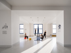 V prvním patře národní galerie vás čeká nově navržené barevné intervence v podobě různého nábytku a posezení. (ATLAS, No Architects)