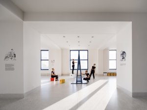 V prvním patře národní galerie vás čeká nově navržené barevné intervence v podobě různého nábytku a posezení. (ATLAS, No Architects)