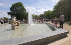 Nádrž se vodotryskem se nachází v centrální části parku kousek od nové kavárny. (Park Střed v Mostě, Rehwaldt Landscape Architects + Atelier Hoffman)