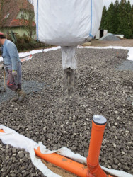 Provádění základové desky z pěnoskla je již u konce, ale další zajímavé etapy stavby jsou před vámi (Dřevostavby všemi smysly) - foto
