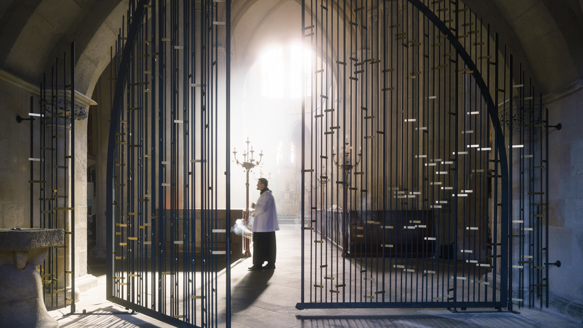 Svatováclavská mříž vznikla v rámci obnovy chrámu svatého Bartoloměje v Kolíně a je do ní vepsán Svatováclavský chorál - zlaté pásky jsou rozmístěny tak, že je z nich možné přečíst text, jednotlivé pruty zase nesou notový zápis. Vrstevnatá symbolika zaujala také porotu. Navrhli Tomáš Hladík, Antonín Hůla a Vojtěch Ertl.