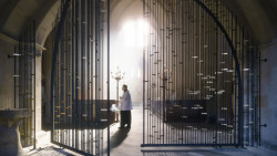 Svatováclavská mříž vznikla v rámci obnovy chrámu svatého Bartoloměje v Kolíně a je do ní vepsán Svatováclavský chorál - zlaté pásky jsou rozmístěny tak, že je z nich možné přečíst text, jednotlivé pruty zase nesou notový zápis. Vrstevnatá symbolika zaujala také porotu. Navrhli Tomáš Hladík, Antonín Hůla a Vojtěch Ertl.