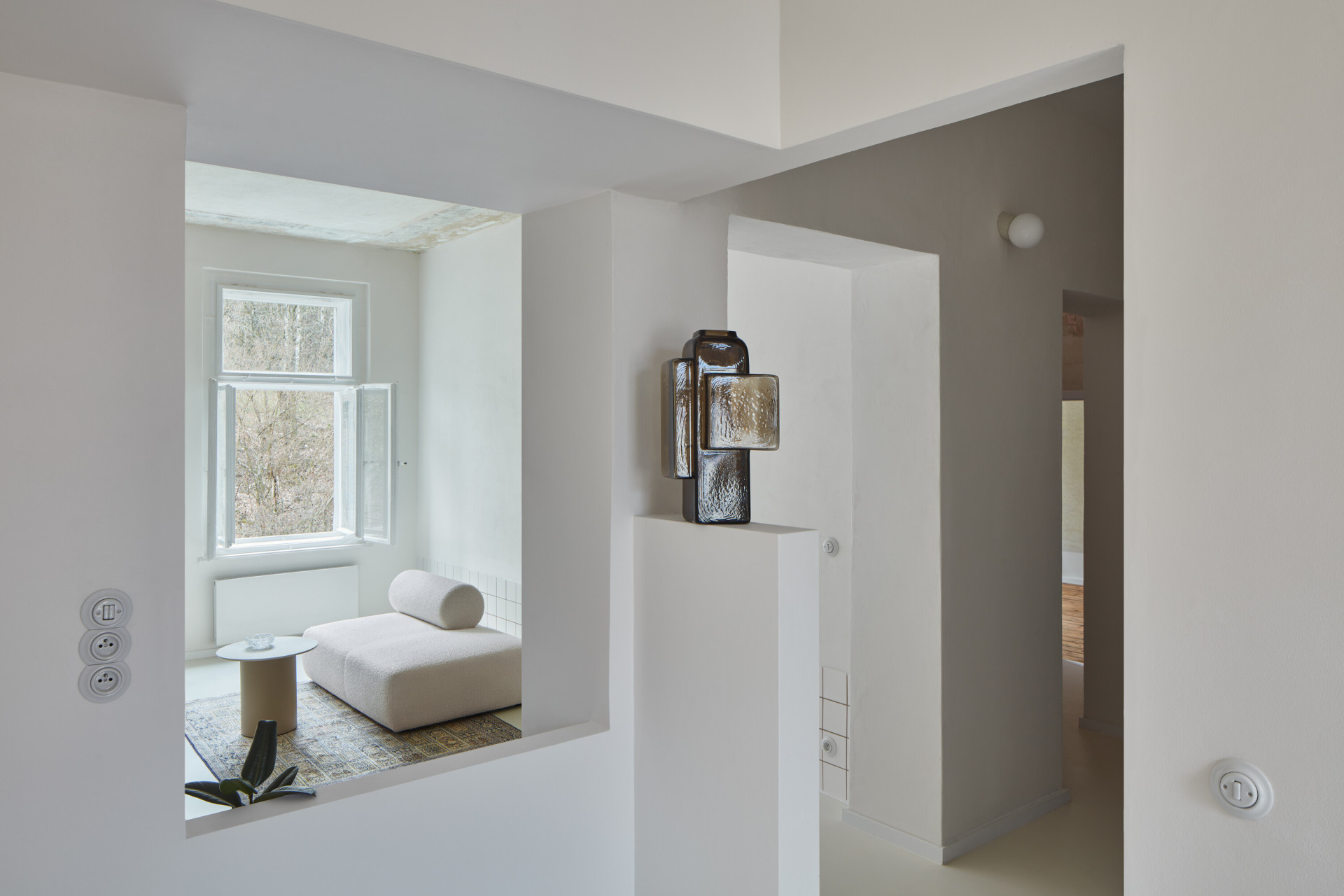 Rekonstrukce bytu v Karlových Varech, Plus One Architects: Odstranit zbytečné nánosy a vytvořit logickou funkční dispozici. Tak zněl úkol rekonstrukce bytu v Karlových Varech pro architektky ze studia POA