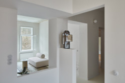 Rekonstrukce bytu v Karlových Varech, Plus One Architects: Odstranit zbytečné nánosy a vytvořit logickou funkční dispozici. Tak zněl úkol rekonstrukce bytu v Karlových Varech pro architektky ze studia POA