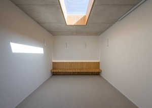 Pohled do interiérů objektu při vstupu na hřbitov