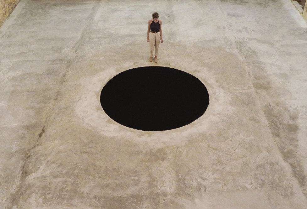 Umělecký objekt Anishe Kapoora Descent into Limbo z roku 1992