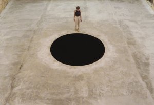 Umělecký objekt Anishe Kapoora Descent into Limbo z roku 1992