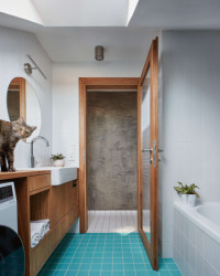 Koupelna je přístupná z úzké chodby. (Rekonstrukce podkrovního bytu, Matěj Šebek)