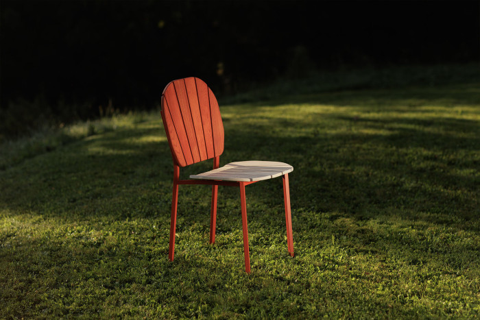 Tvar sedáku a opěradla z akátových latí vytváří tvar připomínající rozevírající se mušli.