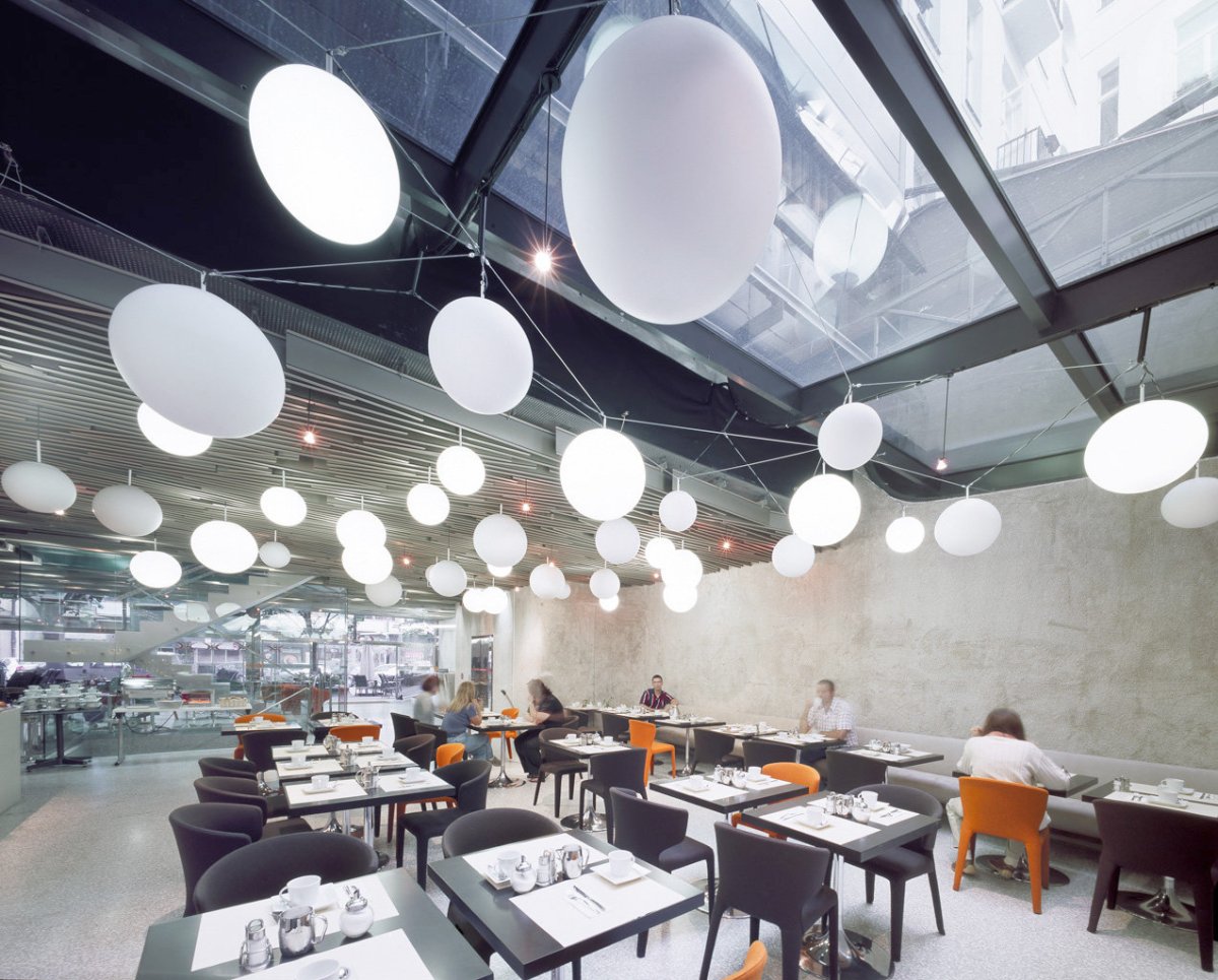 V přízemí hotelu se nachází kavárna a restaurace. (Moderní hotel ve Starém Městě; Chalupa architekti a partneři)