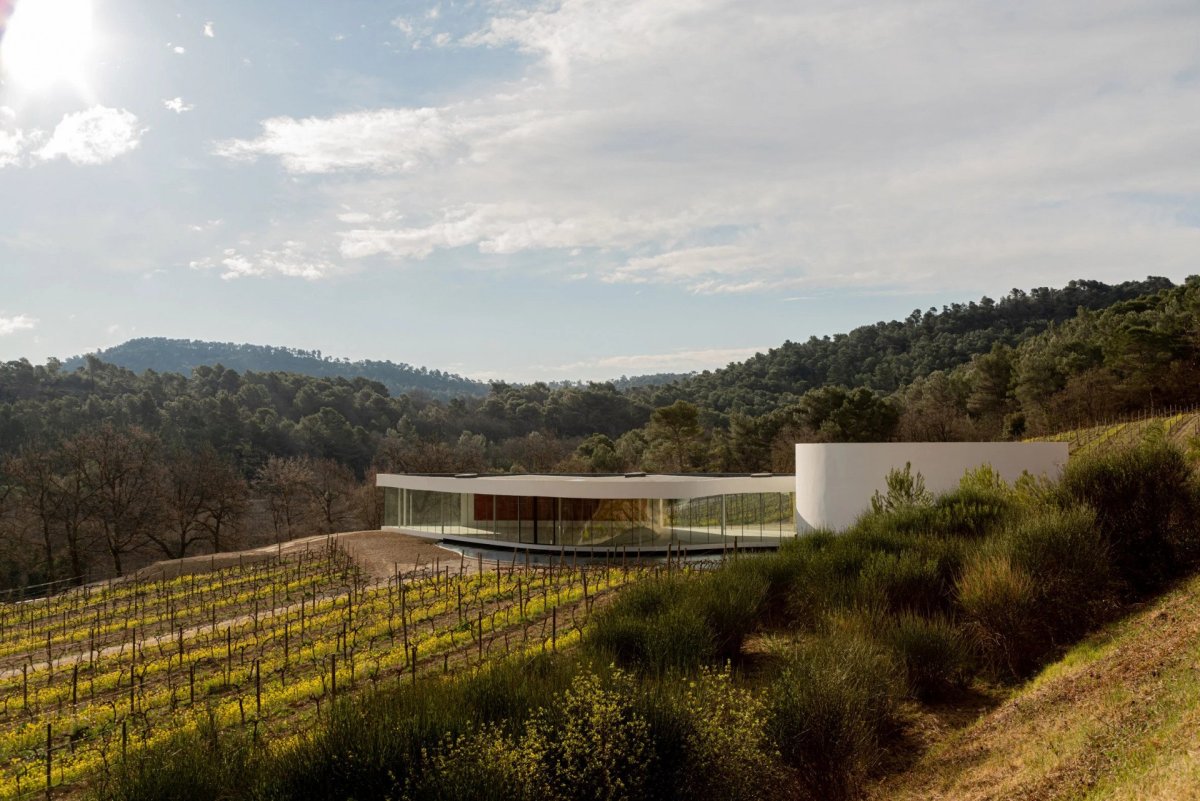Pavilon podle návrhu Oscara Niemeyera v Provence