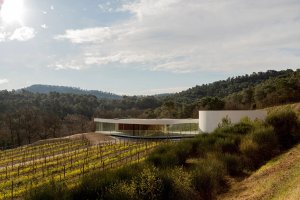 Pavilon podle návrhu Oscara Niemeyera v Provence