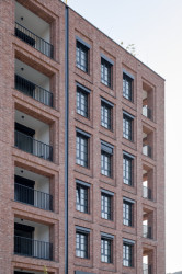 Na fasádách komplexu Lihovar najdeme různé typy cihelných pásků. Přispívají k rozmanitosti.