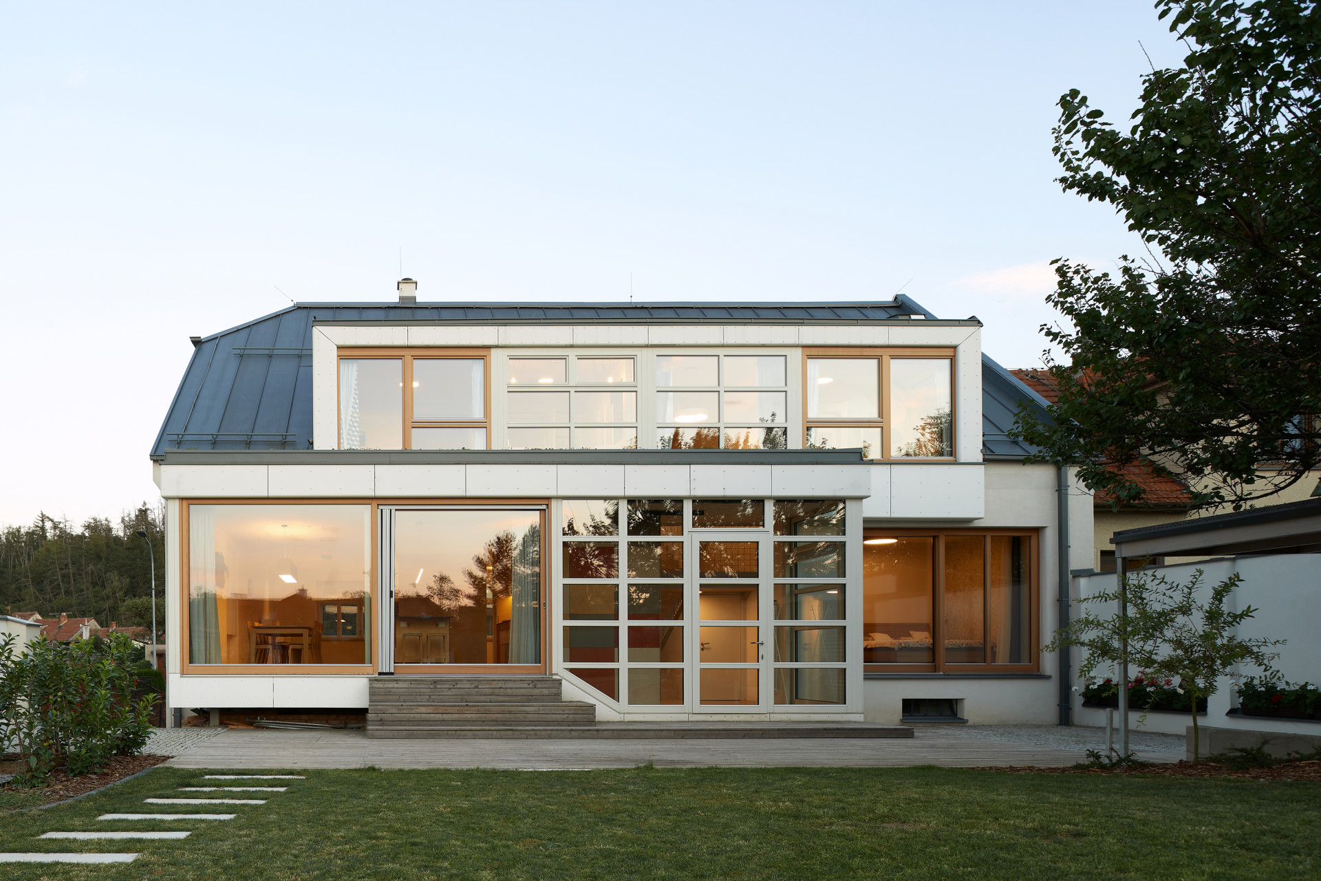 Dům v Ostopovicích, ORA: Směrem do ulice domu zůstala původní forma, do dvora je ale všemu jinak