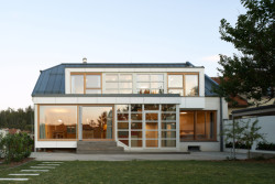 Dům v Ostopovicích, ORA: Směrem do ulice domu zůstala původní forma, do dvora je ale všemu jinak